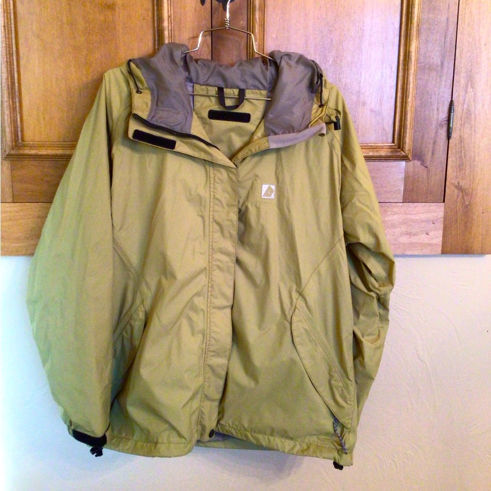 Moss green men’s windbreaker jacket